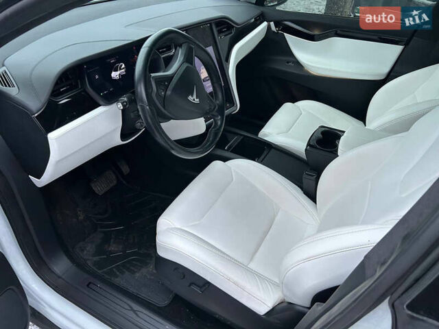 Белый Тесла Модель Х, объемом двигателя 0 л и пробегом 72 тыс. км за 27800 $, фото 10 на Automoto.ua