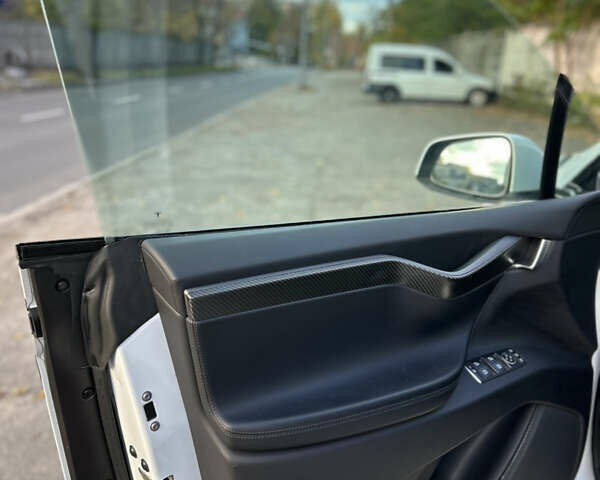 Белый Тесла Модель Х, объемом двигателя 0 л и пробегом 93 тыс. км за 34000 $, фото 7 на Automoto.ua