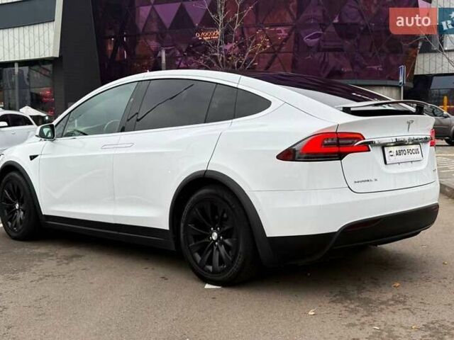 Белый Тесла Модель Х, объемом двигателя 0 л и пробегом 96 тыс. км за 25990 $, фото 4 на Automoto.ua