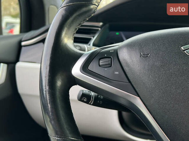 Белый Тесла Модель Х, объемом двигателя 0 л и пробегом 72 тыс. км за 40650 $, фото 9 на Automoto.ua