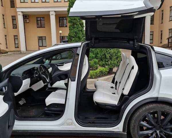Белый Тесла Модель Х, объемом двигателя 0 л и пробегом 110 тыс. км за 25500 $, фото 37 на Automoto.ua
