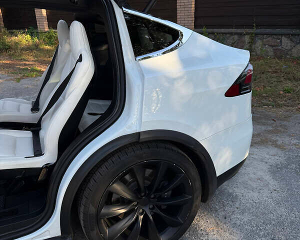 Белый Тесла Модель Х, объемом двигателя 0 л и пробегом 99 тыс. км за 30000 $, фото 26 на Automoto.ua