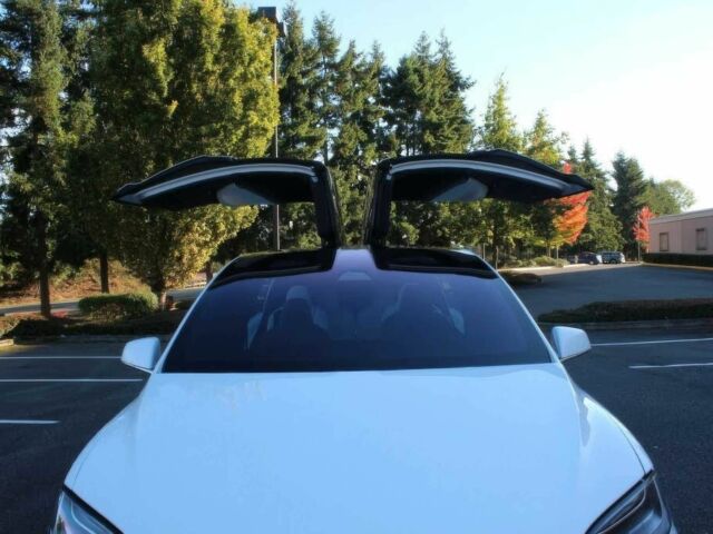 Белый Тесла Модель Х, объемом двигателя 0 л и пробегом 44 тыс. км за 8500 $, фото 21 на Automoto.ua