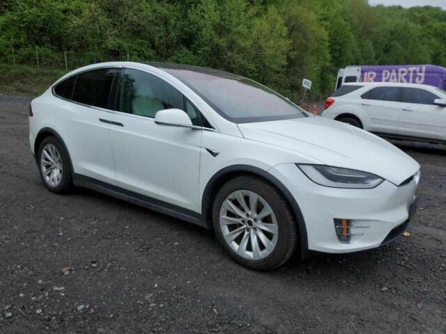 Белый Тесла Модель Х, объемом двигателя 0 л и пробегом 63 тыс. км за 9500 $, фото 3 на Automoto.ua