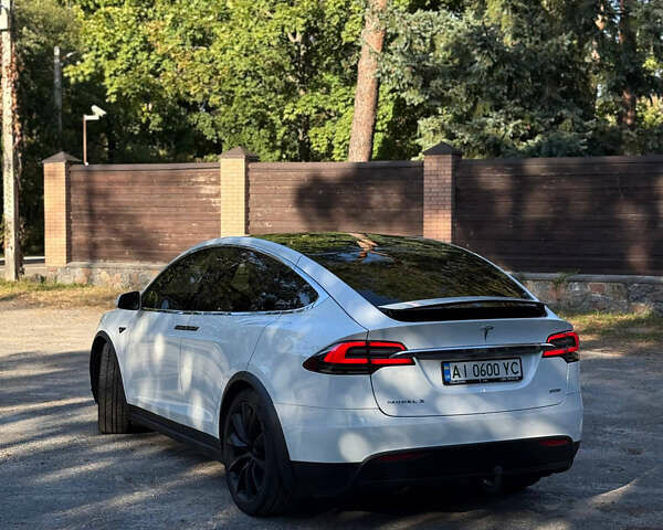 Белый Тесла Модель Х, объемом двигателя 0 л и пробегом 99 тыс. км за 30000 $, фото 3 на Automoto.ua