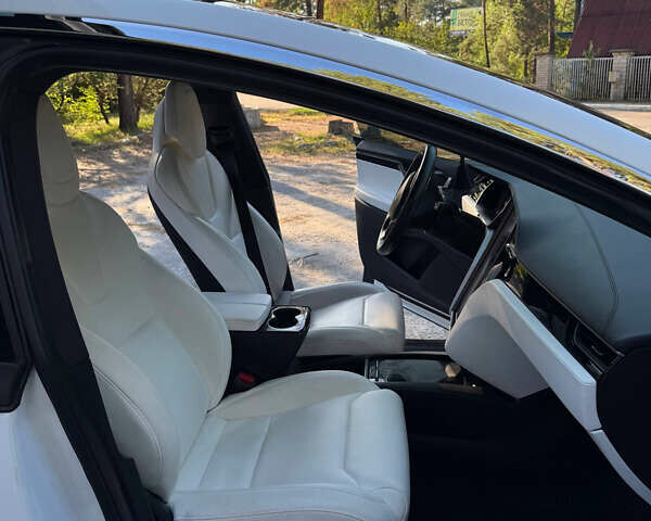 Белый Тесла Модель Х, объемом двигателя 0 л и пробегом 99 тыс. км за 30000 $, фото 15 на Automoto.ua