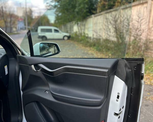 Белый Тесла Модель Х, объемом двигателя 0 л и пробегом 93 тыс. км за 34000 $, фото 6 на Automoto.ua