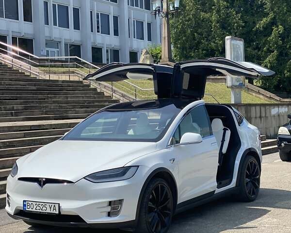 Белый Тесла Модель Х, объемом двигателя 0 л и пробегом 60 тыс. км за 28999 $, фото 2 на Automoto.ua