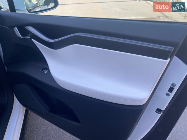 Белый Тесла Модель Х, объемом двигателя 0 л и пробегом 125 тыс. км за 31500 $, фото 22 на Automoto.ua