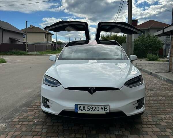 Белый Тесла Модель Х, объемом двигателя 0 л и пробегом 18 тыс. км за 57000 $, фото 6 на Automoto.ua