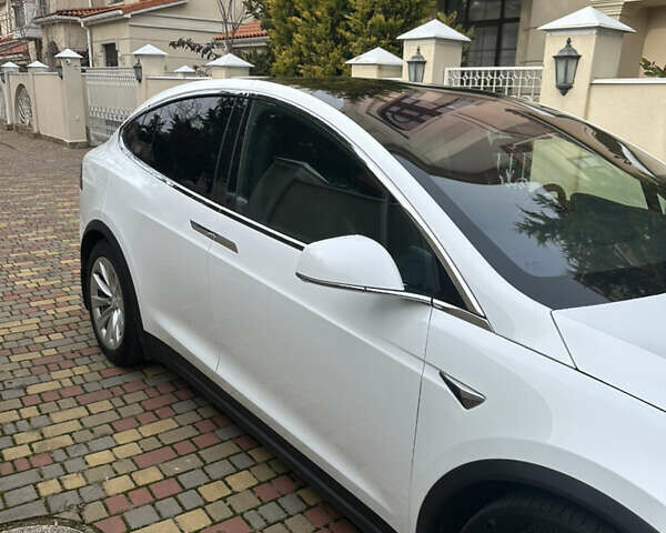 Белый Тесла Модель Х, объемом двигателя 0 л и пробегом 64 тыс. км за 27000 $, фото 2 на Automoto.ua