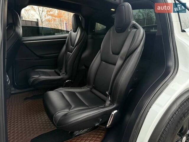 Белый Тесла Модель Х, объемом двигателя 0 л и пробегом 96 тыс. км за 25990 $, фото 9 на Automoto.ua