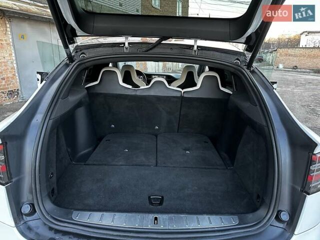 Белый Тесла Модель Х, объемом двигателя 0 л и пробегом 127 тыс. км за 29900 $, фото 11 на Automoto.ua