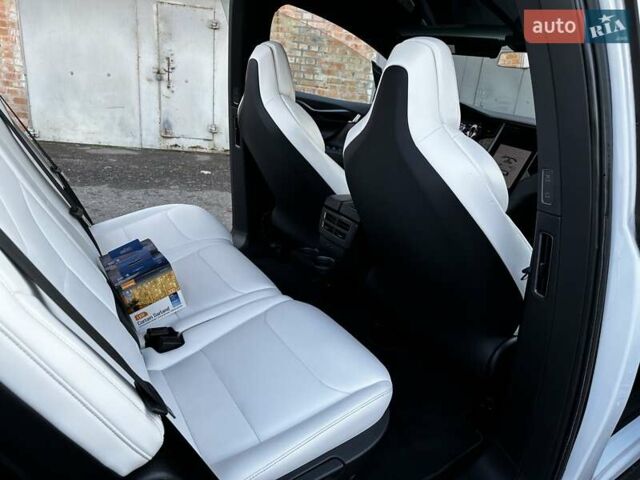 Белый Тесла Модель Х, объемом двигателя 0 л и пробегом 127 тыс. км за 29900 $, фото 25 на Automoto.ua