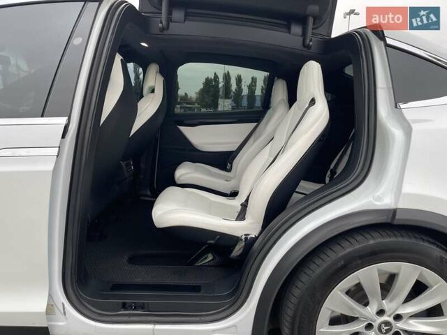 Тесла Модель Х 2019 у Києві на Automoto.ua Білий Тесла Модель Х, об'ємом двигуна 0 л та пробігом 123 тис. км за 33900 $, фото 29 на Automoto.ua