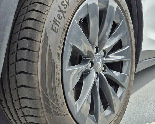 Белый Тесла Модель Х, объемом двигателя 0 л и пробегом 123 тыс. км за 29500 $, фото 19 на Automoto.ua