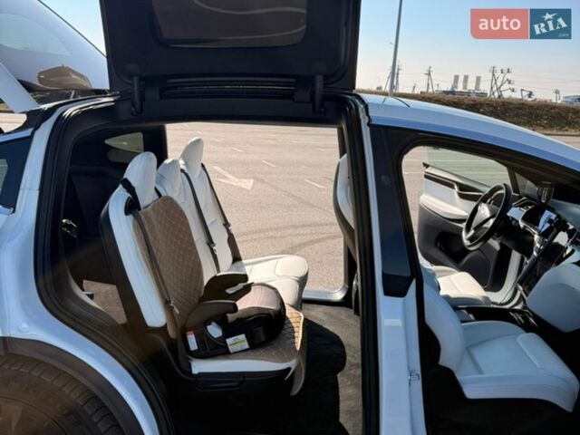 Белый Тесла Модель Х, объемом двигателя 0 л и пробегом 106 тыс. км за 24000 $, фото 17 на Automoto.ua