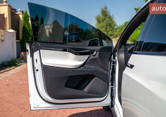 Белый Тесла Модель Х, объемом двигателя 0 л и пробегом 46 тыс. км за 39500 $, фото 60 на Automoto.ua