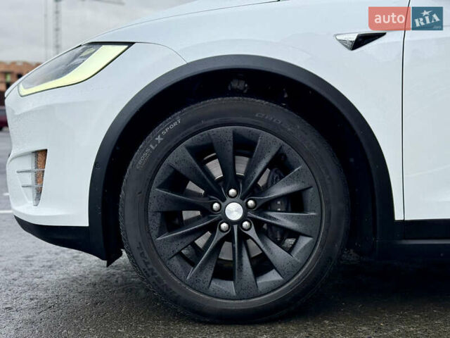 Белый Тесла Модель Х, объемом двигателя 0 л и пробегом 93 тыс. км за 33500 $, фото 9 на Automoto.ua