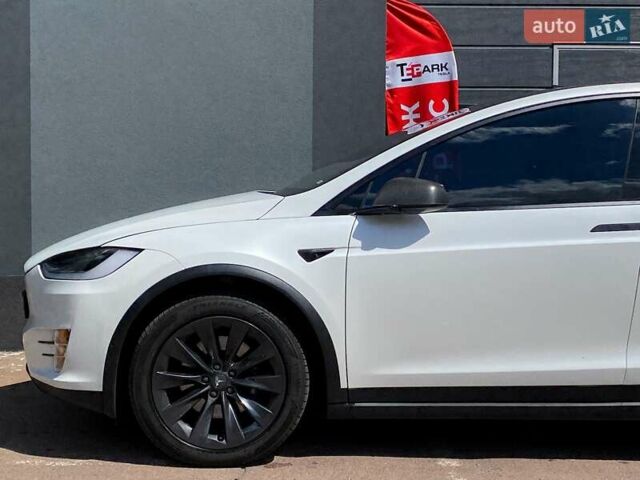 Белый Тесла Модель Х, объемом двигателя 0 л и пробегом 123 тыс. км за 31499 $, фото 4 на Automoto.ua