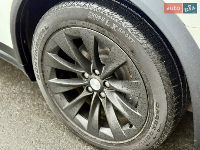 Белый Тесла Модель Х, объемом двигателя 0 л и пробегом 93 тыс. км за 33500 $, фото 10 на Automoto.ua