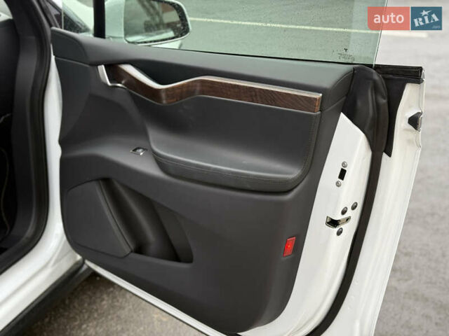 Белый Тесла Модель Х, объемом двигателя 0 л и пробегом 93 тыс. км за 33500 $, фото 26 на Automoto.ua