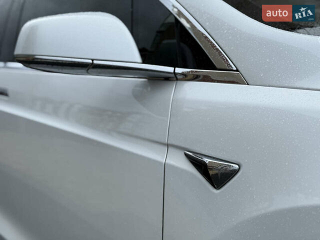 Белый Тесла Модель Х, объемом двигателя 0 л и пробегом 93 тыс. км за 33500 $, фото 13 на Automoto.ua