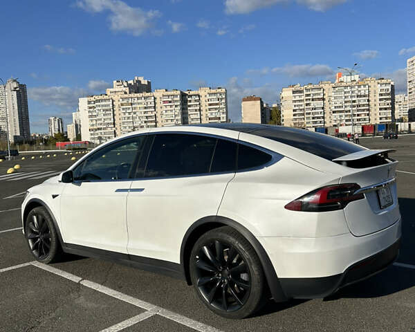 Белый Тесла Модель Х, объемом двигателя 0 л и пробегом 106 тыс. км за 29900 $, фото 6 на Automoto.ua