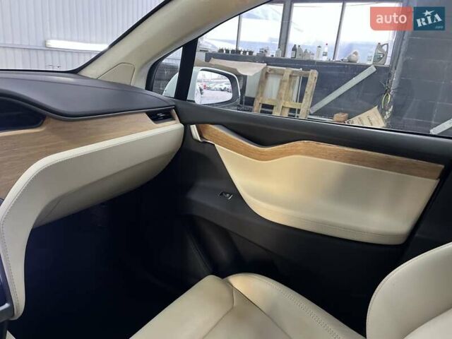 Белый Тесла Модель Х, объемом двигателя 0 л и пробегом 199 тыс. км за 28500 $, фото 9 на Automoto.ua