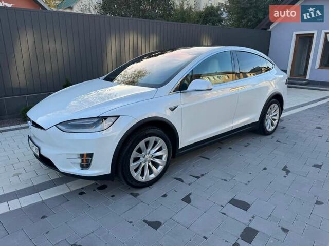 Белый Тесла Модель Х, объемом двигателя 0 л и пробегом 96 тыс. км за 30000 $, фото 1 на Automoto.ua