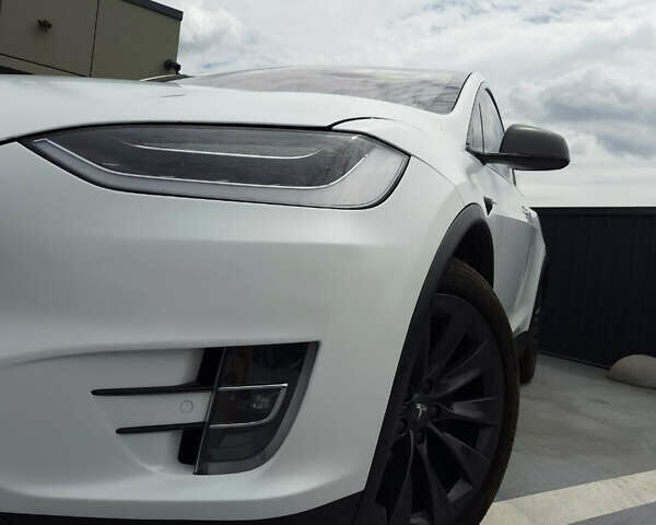 Белый Тесла Модель Х, объемом двигателя 0 л и пробегом 123 тыс. км за 29500 $, фото 4 на Automoto.ua