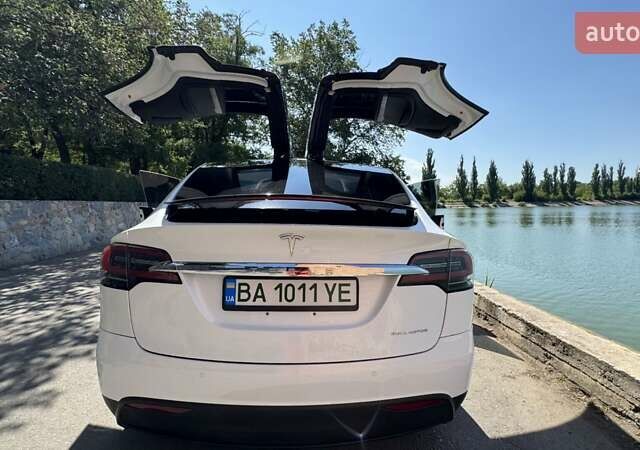 Белый Тесла Модель Х, объемом двигателя 0 л и пробегом 85 тыс. км за 28777 $, фото 42 на Automoto.ua