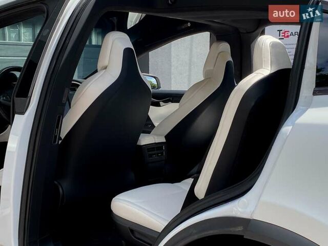 Белый Тесла Модель Х, объемом двигателя 0 л и пробегом 123 тыс. км за 31499 $, фото 16 на Automoto.ua