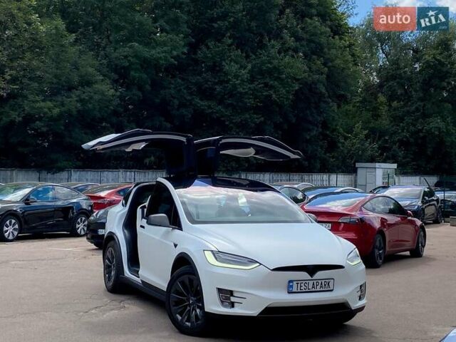 Белый Тесла Модель Х, объемом двигателя 0 л и пробегом 123 тыс. км за 31499 $, фото 1 на Automoto.ua