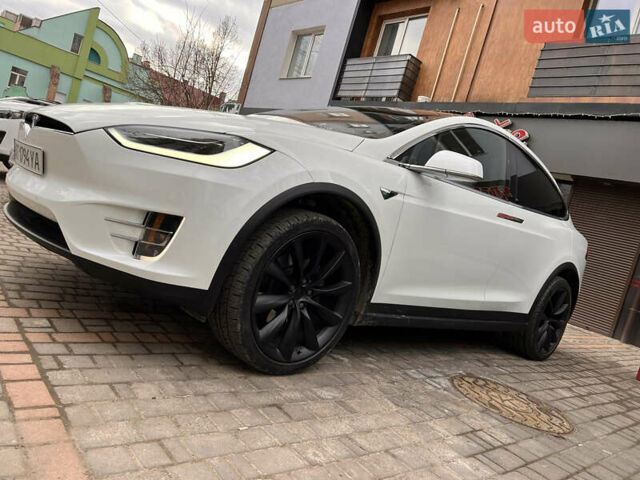 Белый Тесла Модель Х, объемом двигателя 0 л и пробегом 56 тыс. км за 35000 $, фото 1 на Automoto.ua