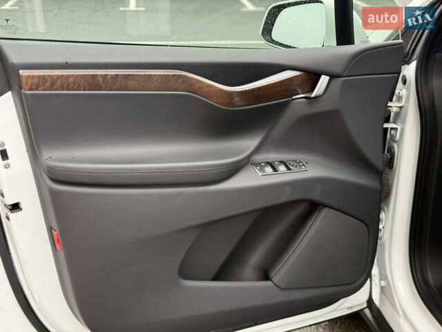 Белый Тесла Модель Х, объемом двигателя 0 л и пробегом 93 тыс. км за 33500 $, фото 19 на Automoto.ua