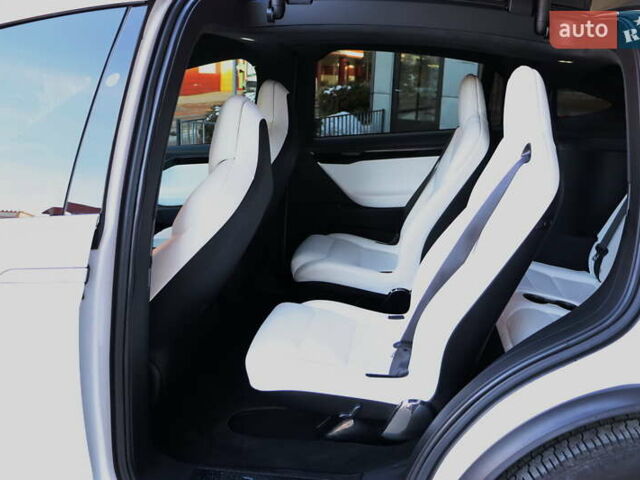 Белый Тесла Модель Х, объемом двигателя 0 л и пробегом 124 тыс. км за 23900 $, фото 25 на Automoto.ua