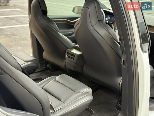 Белый Тесла Модель Х, объемом двигателя 0 л и пробегом 93 тыс. км за 33500 $, фото 28 на Automoto.ua