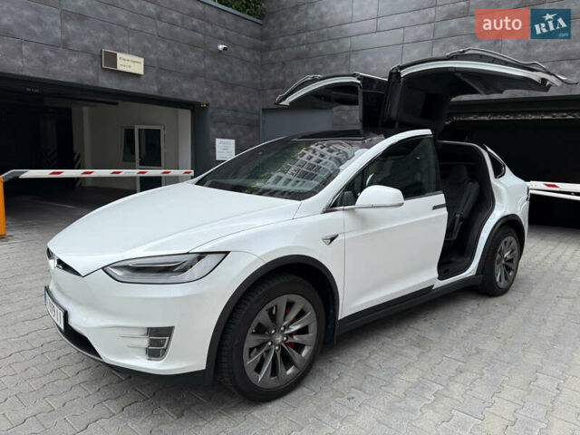 Белый Тесла Модель Х, объемом двигателя 0 л и пробегом 60 тыс. км за 39500 $, фото 1 на Automoto.ua
