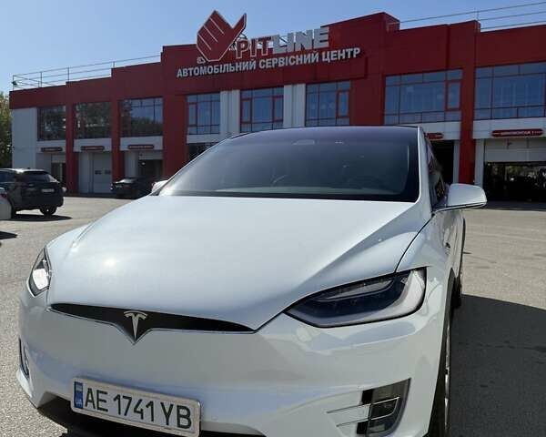 Белый Тесла Модель Х, объемом двигателя 0 л и пробегом 97 тыс. км за 37000 $, фото 3 на Automoto.ua