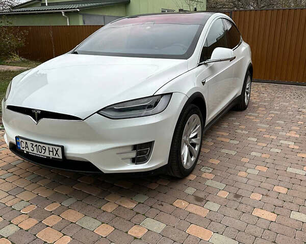 Белый Тесла Модель Х, объемом двигателя 0 л и пробегом 45 тыс. км за 61000 $, фото 2 на Automoto.ua