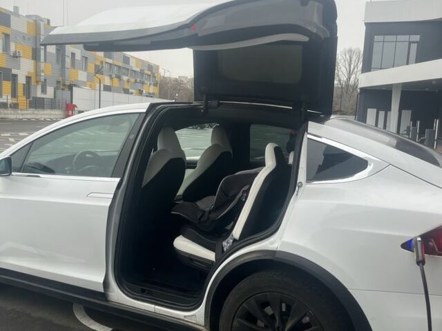 Белый Тесла Модель Х, объемом двигателя 0 л и пробегом 174 тыс. км за 29900 $, фото 2 на Automoto.ua