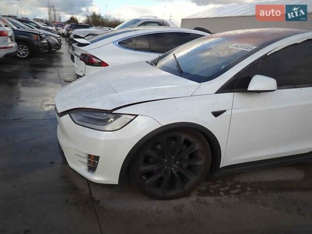 Белый Тесла Модель Х, объемом двигателя 0 л и пробегом 80 тыс. км за 24000 $, фото 6 на Automoto.ua