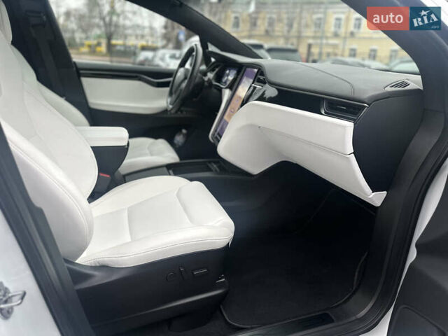 Белый Тесла Модель Х, объемом двигателя 0 л и пробегом 68 тыс. км за 30000 $, фото 15 на Automoto.ua