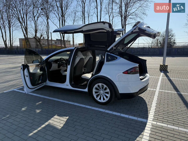 Белый Тесла Модель Х, объемом двигателя 0 л и пробегом 86 тыс. км за 29000 $, фото 5 на Automoto.ua
