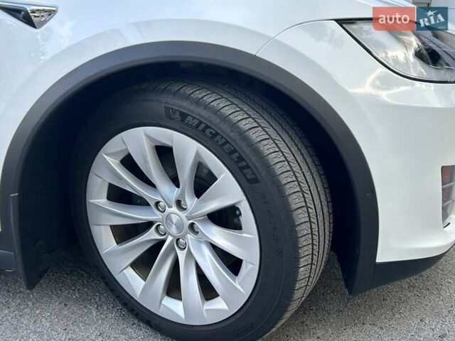 Белый Тесла Модель Х, объемом двигателя 0 л и пробегом 69 тыс. км за 34500 $, фото 14 на Automoto.ua