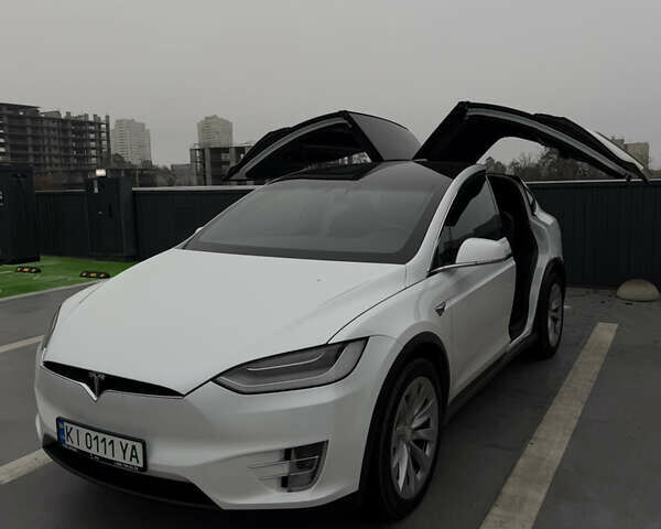 Белый Тесла Модель Х, объемом двигателя 0 л и пробегом 120 тыс. км за 31500 $, фото 2 на Automoto.ua