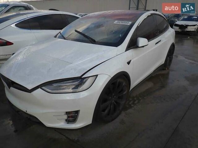 Белый Тесла Модель Х, объемом двигателя 0 л и пробегом 80 тыс. км за 24000 $, фото 4 на Automoto.ua