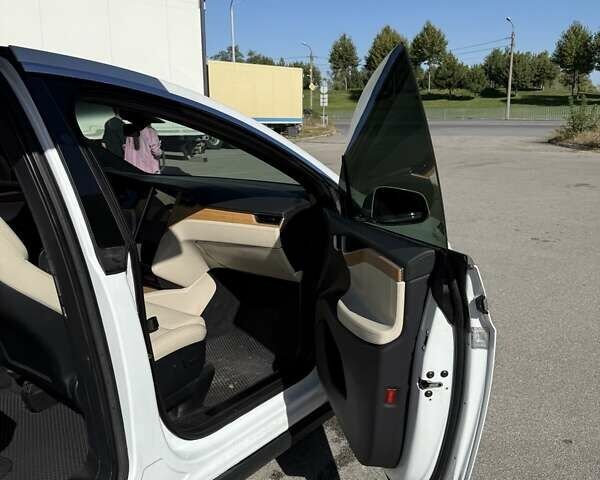 Белый Тесла Модель Х, объемом двигателя 0 л и пробегом 97 тыс. км за 37000 $, фото 8 на Automoto.ua