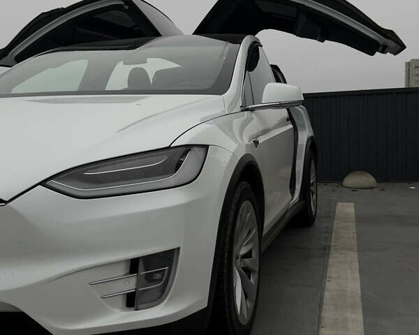 Белый Тесла Модель Х, объемом двигателя 0 л и пробегом 120 тыс. км за 31500 $, фото 4 на Automoto.ua